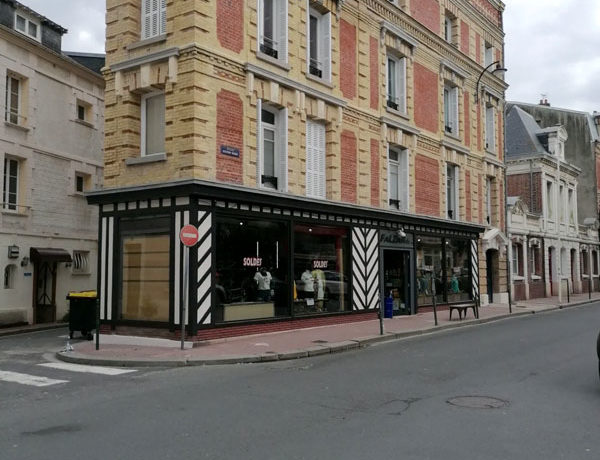 Ravalement de façade à Trouville-sur-Mer, rue Victor Hugo