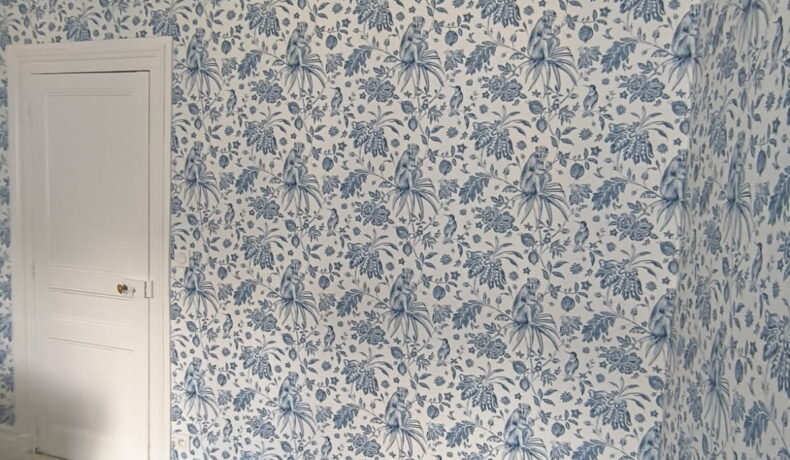 Pose de papier dans une chambre.